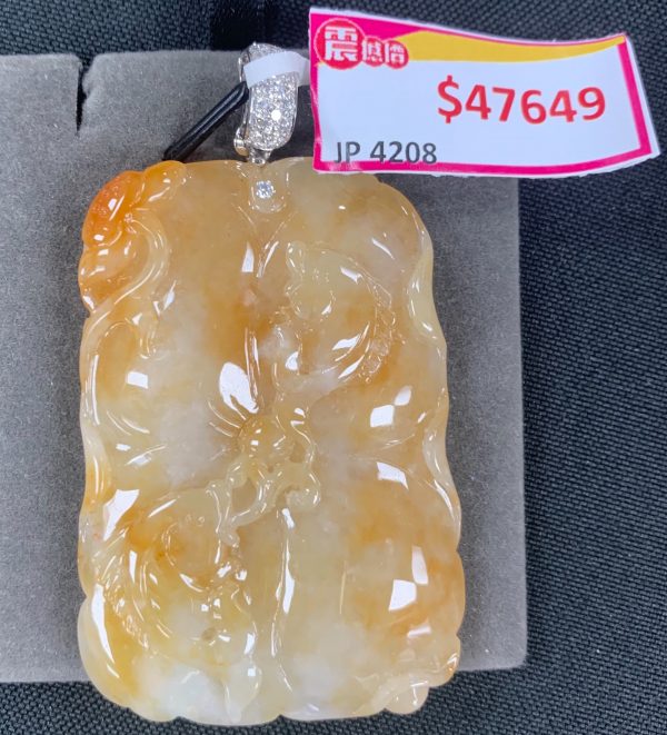 黄色顶级玉石吊坠